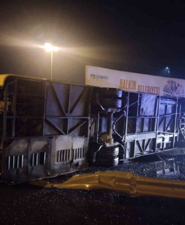cekmekoyde-kontrolden-cikan-otobus-yan-yatti-5FswkAS2.jpg