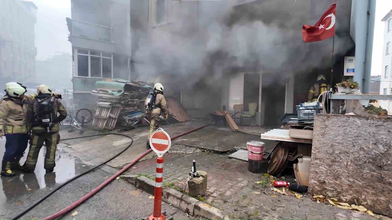 cekmekoyde mobilya atolyesinde cikan yangin korkuttu 3 katli bina kullanilamaz hale geldi 2