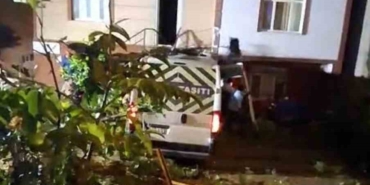 cekmekoyde-servis-minibusu-evin-bahcesine-uctu-1-yarali-a89rR1x5.jpg