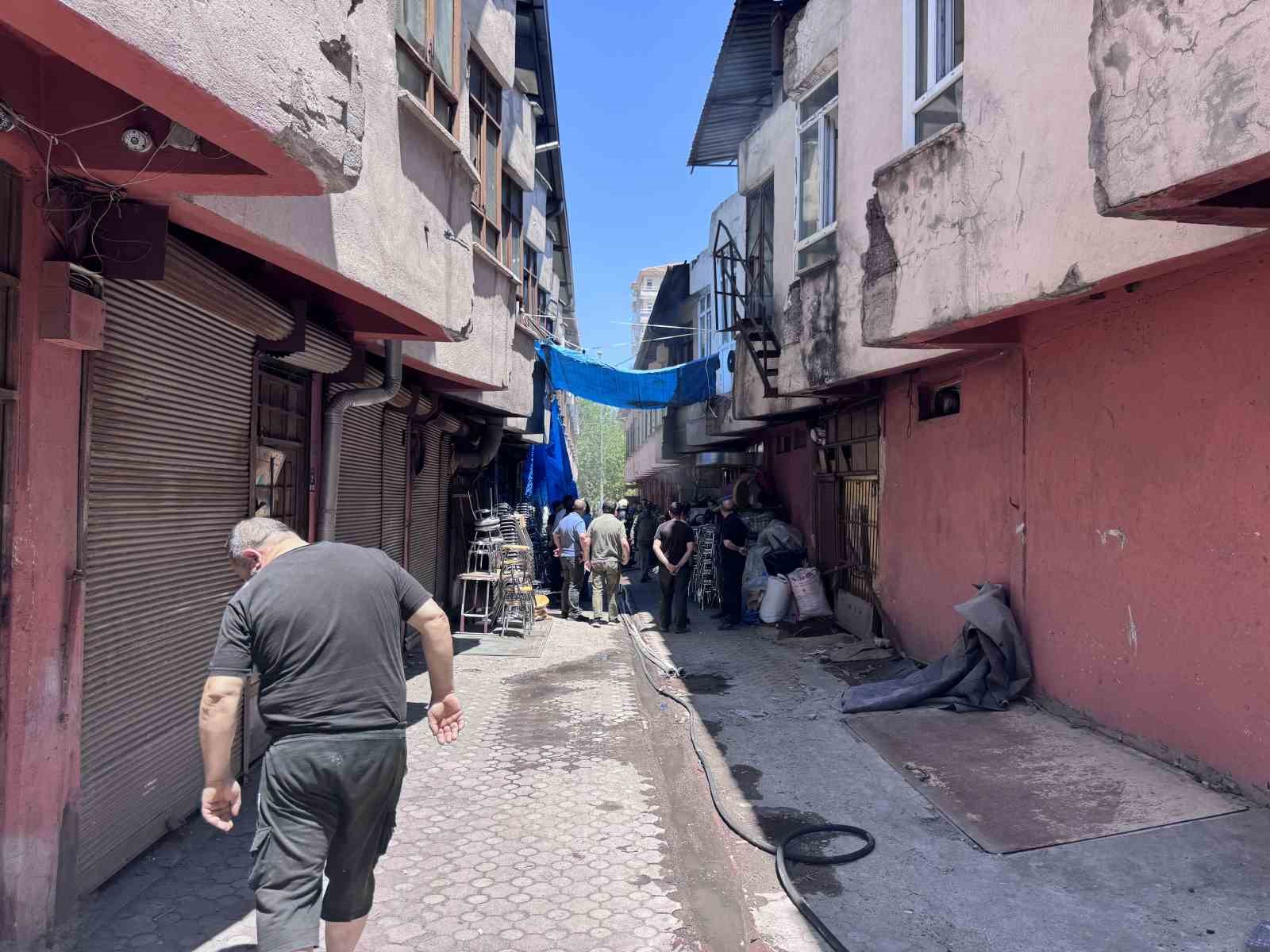 Çelik eşya atölyesinde korkutan yangın 5 celik esya atolyesinde korkutan yangin 1 IUffsmrI