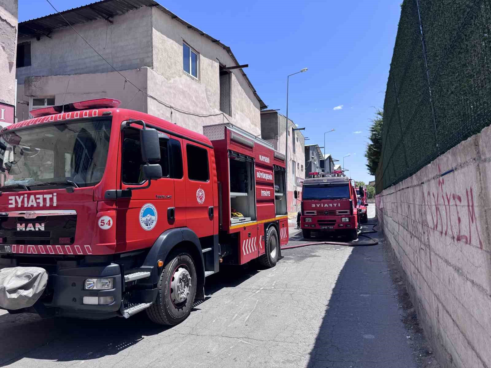 Çelik eşya atölyesinde korkutan yangın 6 celik esya atolyesinde korkutan yangin 2