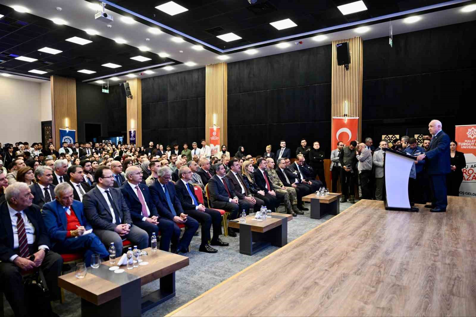 cemil cicek ozal turkiyeye cag atlatti uc temel ozgurlukle donusum sagladi 1 QDZ5LaTZ