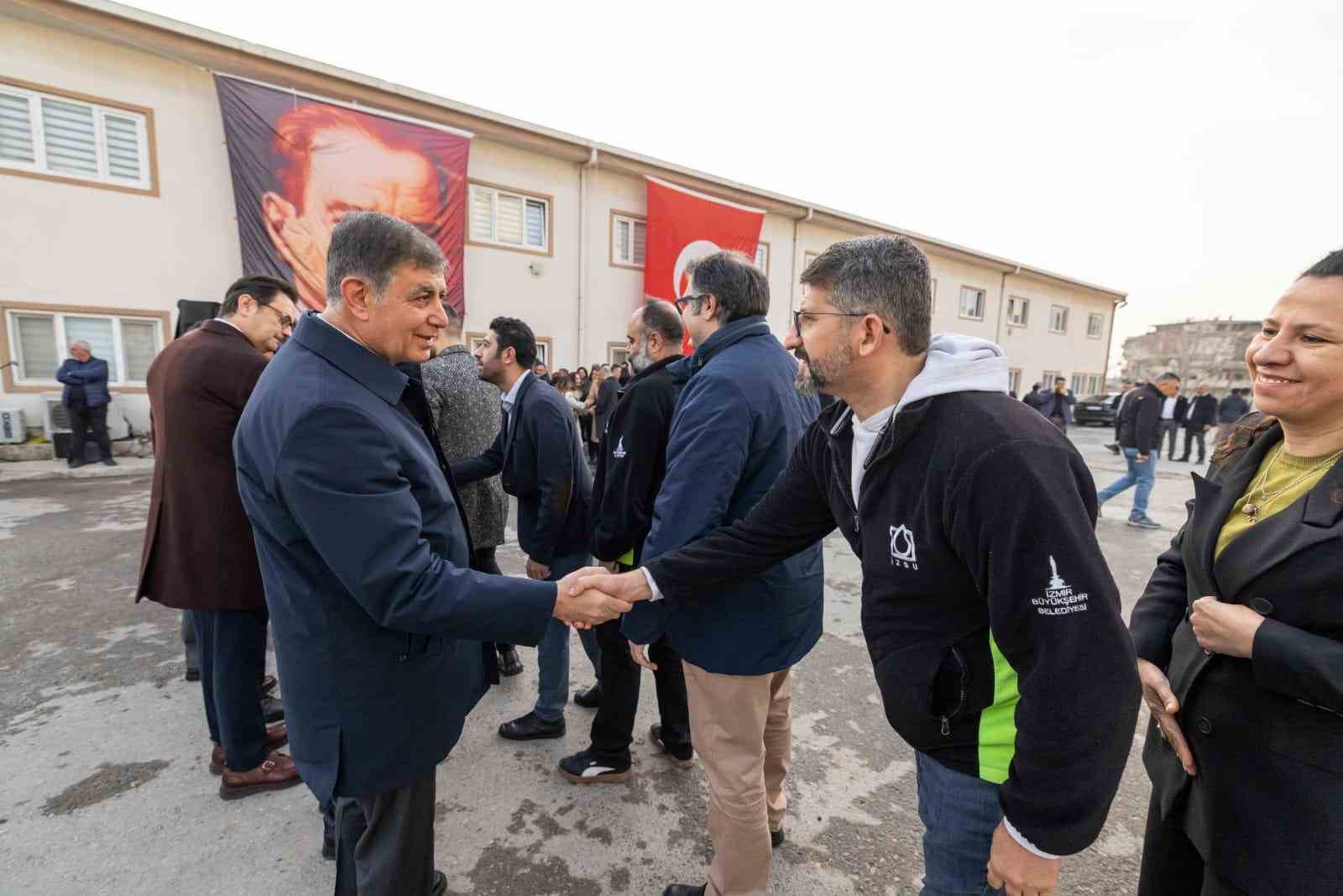 cemil tugay izsu personeli ile bayramlasti izsu bizim gururumuzdur 1 WvbOnkB2