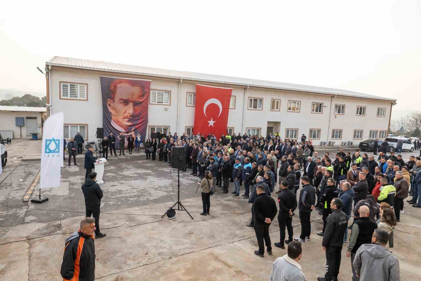 cemil tugay izsu personeli ile bayramlasti izsu bizim gururumuzdur 5 HvFM568H