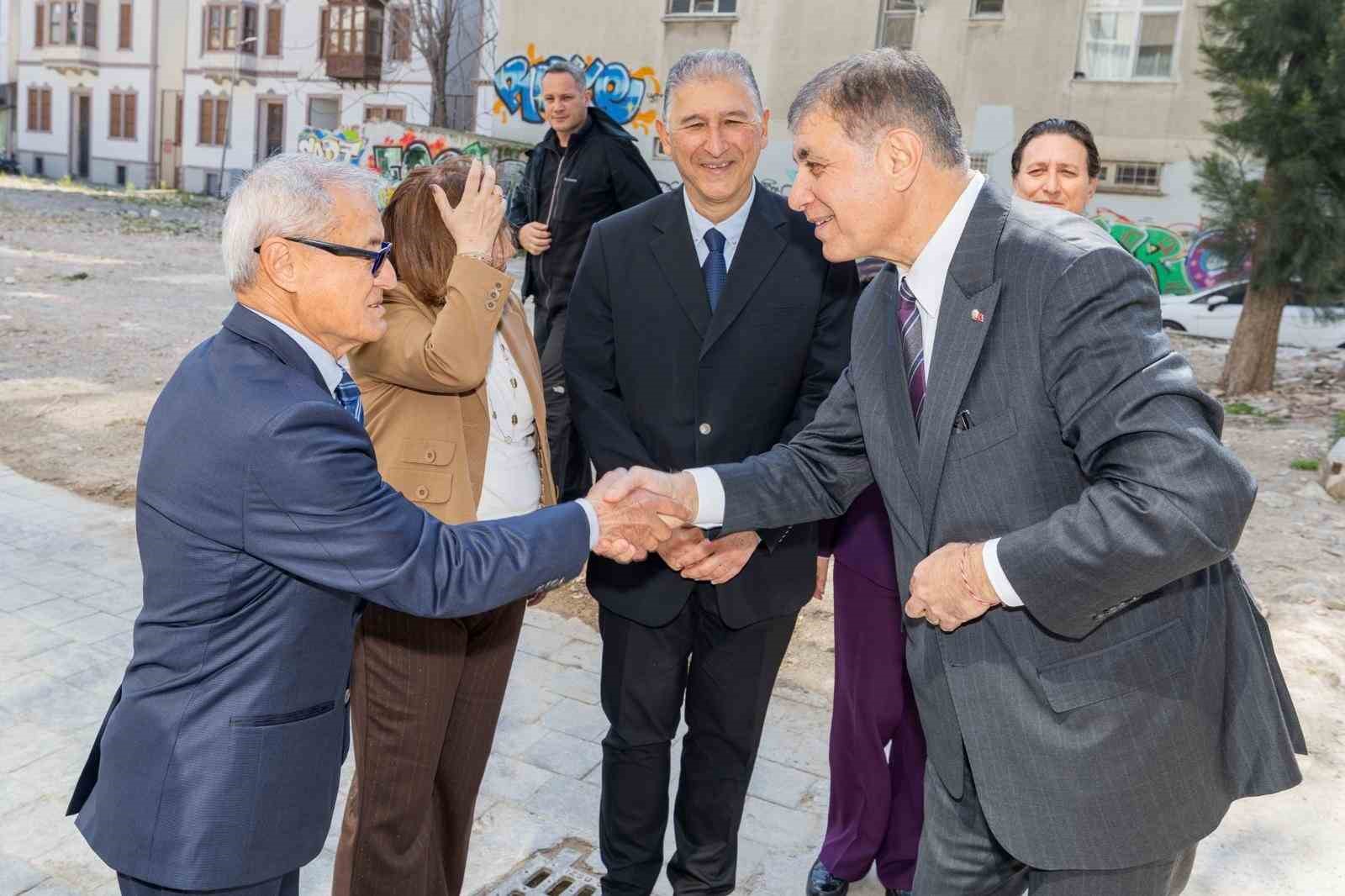 cemil tugaydan saglik emekcilerine tesekkur 4