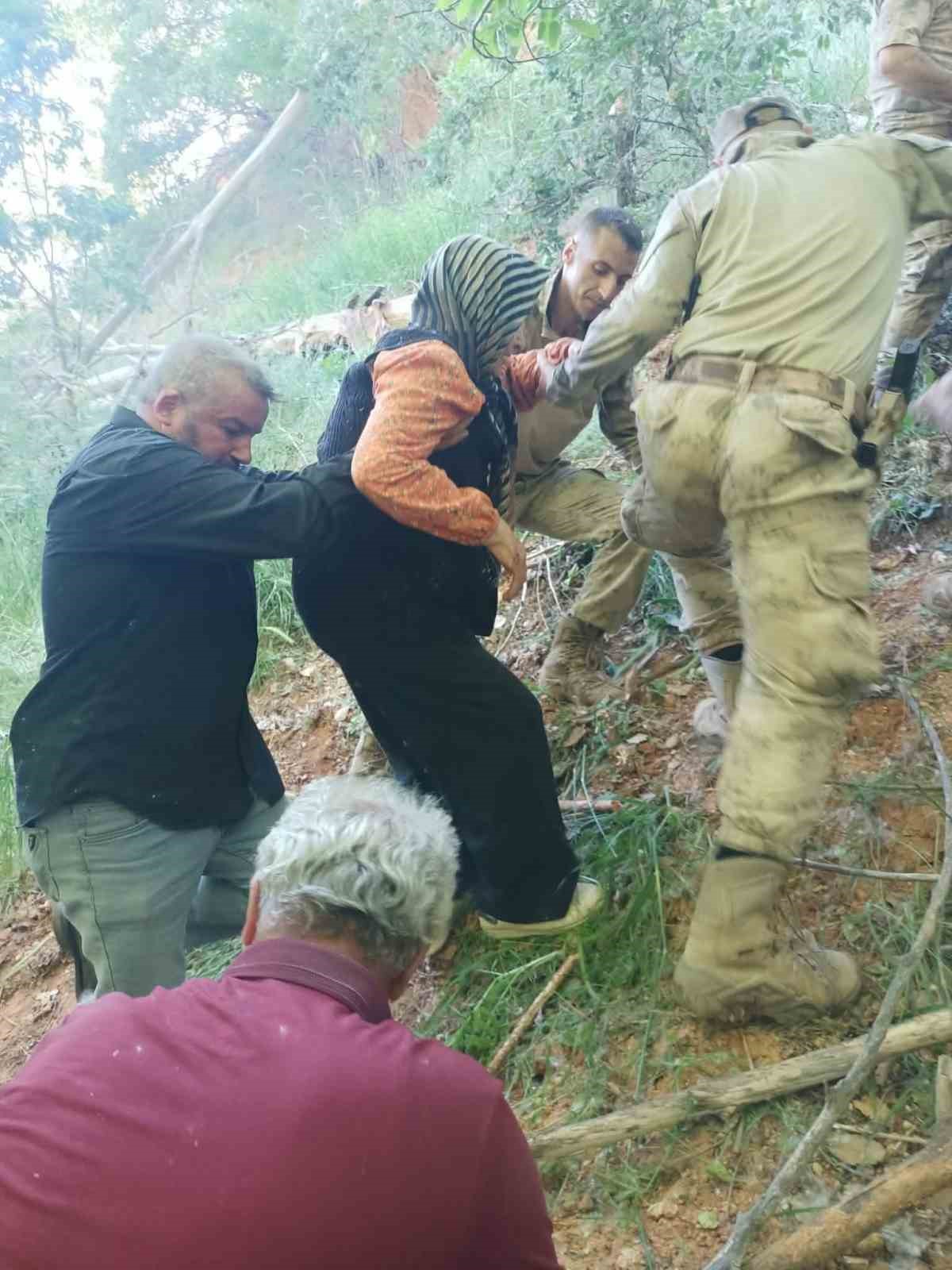Çemişgezek’te kaybolan alzheimer hastası kadın jandarma tarafından dere yatağında bulundu 5 cemisgezekte kaybolan alzheimer hastasi kadin jandarma tarafindan dere yataginda bulundu 1 OO4iHINg