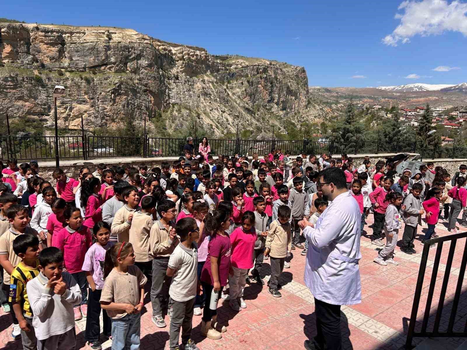 Çemişgezek’te öğrencilere yönelik sağlık farkındalık etkinliği 6 cemisgezekte ogrencilere yonelik saglik farkindalik etkinligi 2 DL6EX21v