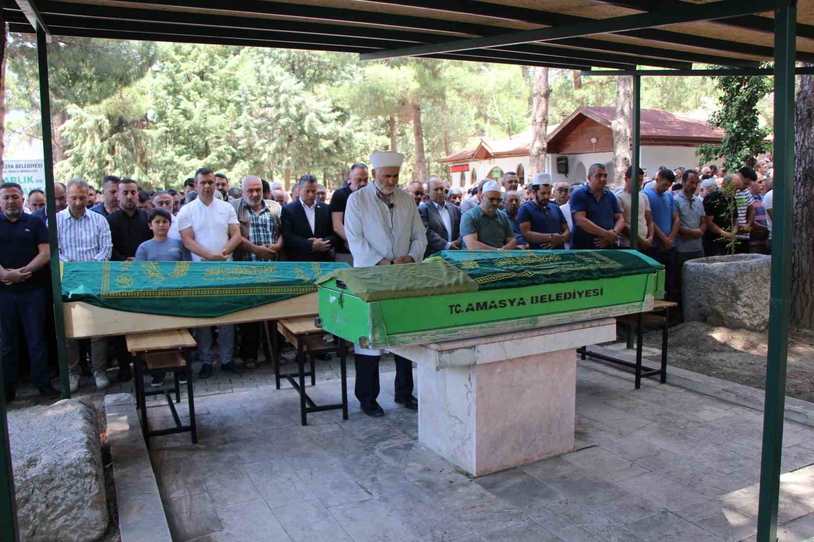 cenaze donusu kazada hayatini kaybeden anne ve 2 oglu son yolculuklarina ugurlandi 0 u2KepXtG