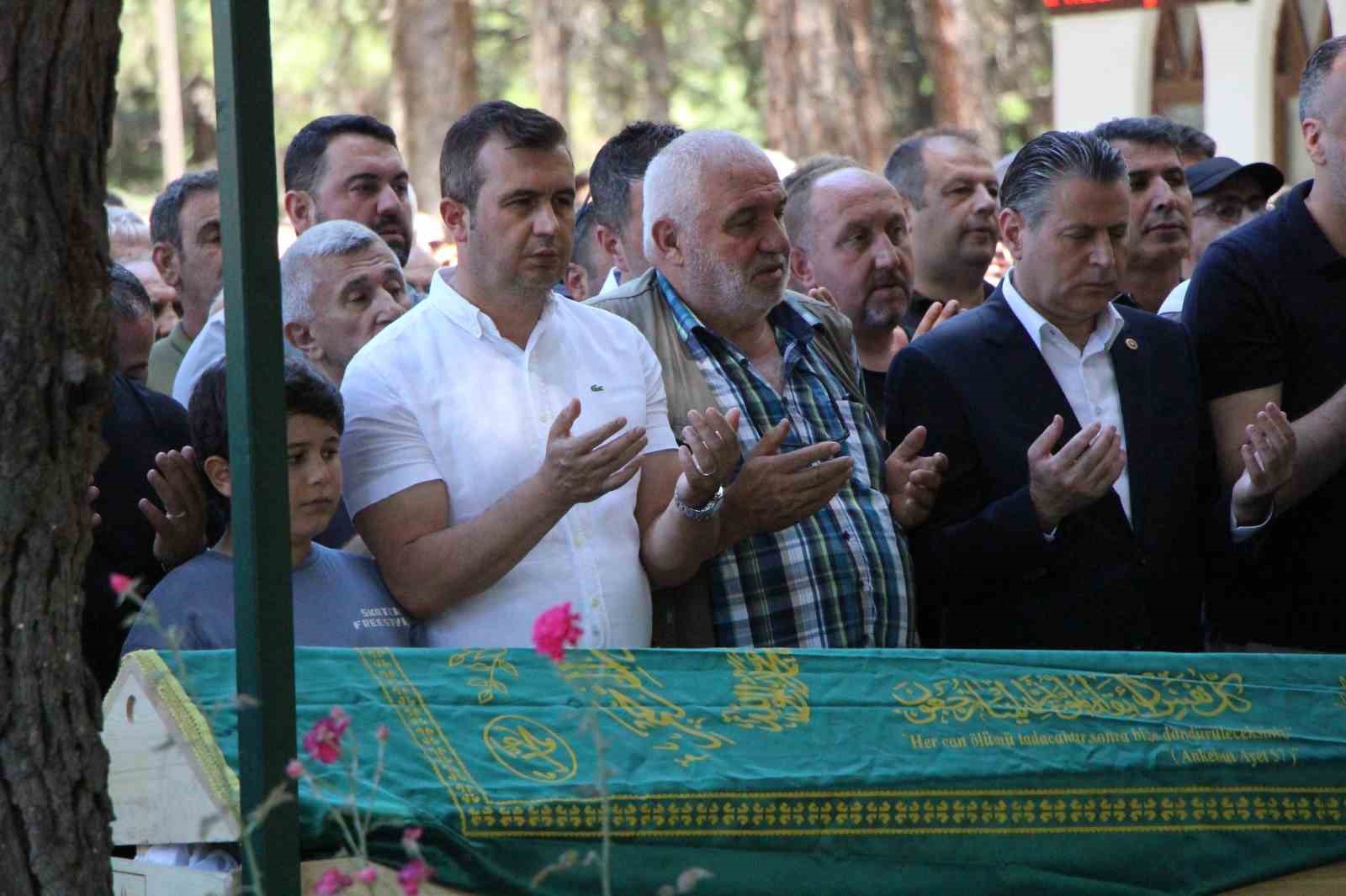 cenaze donusu kazada hayatini kaybeden anne ve 2 oglu son yolculuklarina ugurlandi 2 3bRZaaTJ