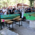 cenaze-donusu-kazada-hayatini-kaybeden-anne-ve-2-oglu-son-yolculuklarina-ugurlandi-e1G13XXD.jpg