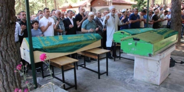 cenaze-donusu-kazada-hayatini-kaybeden-anne-ve-2-oglu-son-yolculuklarina-ugurlandi-e1G13XXD.jpg