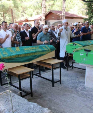 cenaze-donusu-kazada-hayatini-kaybeden-anne-ve-2-oglu-son-yolculuklarina-ugurlandi-e1G13XXD.jpg