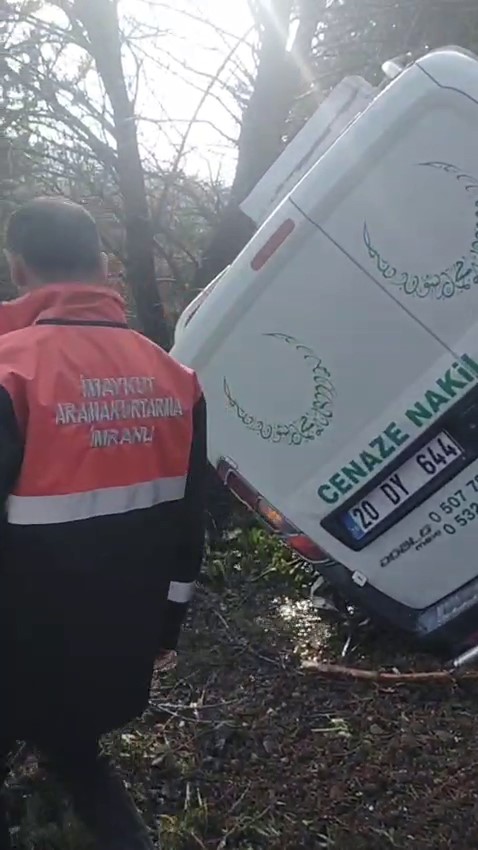cenaze nakil araci kaza yapti aractaki 2 kisi yaralandi 1 dNGjYStN