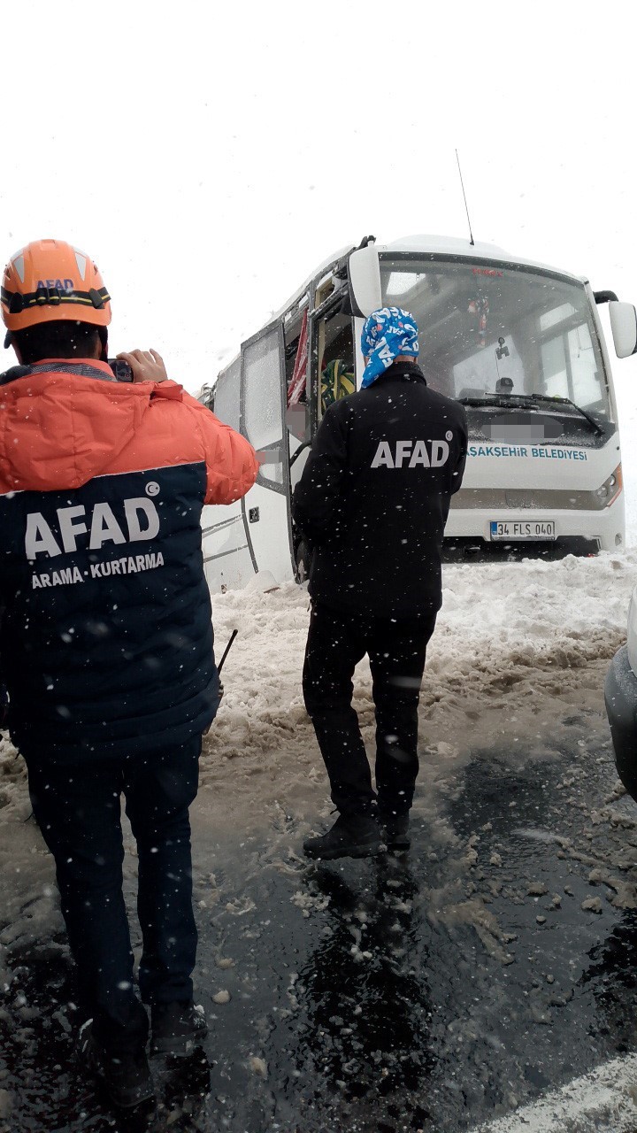 cenaze tasiyan minibus devrildi 22 yarali 0