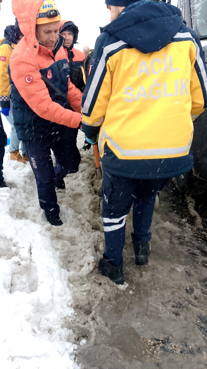 cenaze tasiyan minibus devrildi 22 yarali 1 Ujr2Aep3