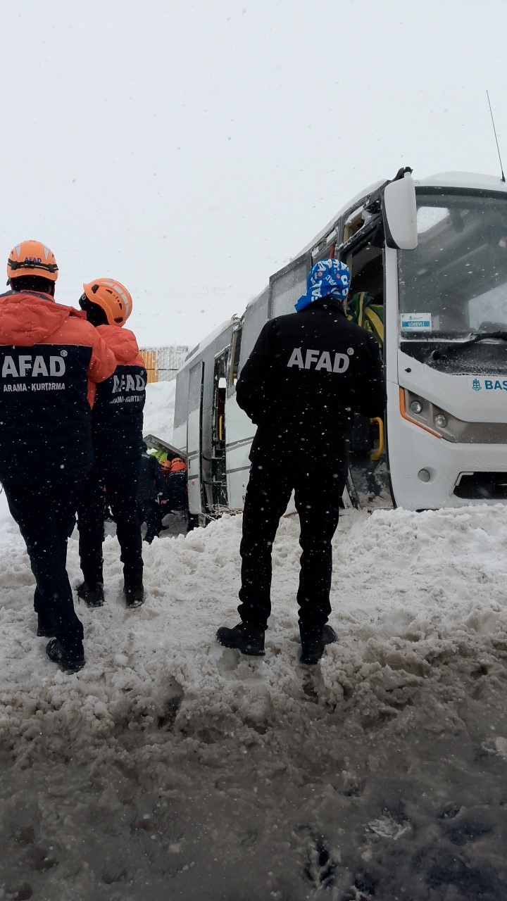 cenaze tasiyan minibus devrildi 22 yarali 2 RGzk1BEz