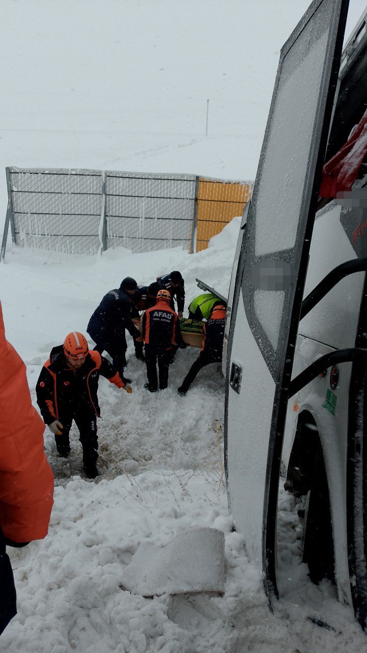 cenaze tasiyan minibus devrildi 22 yarali 3 qTgLFh6z