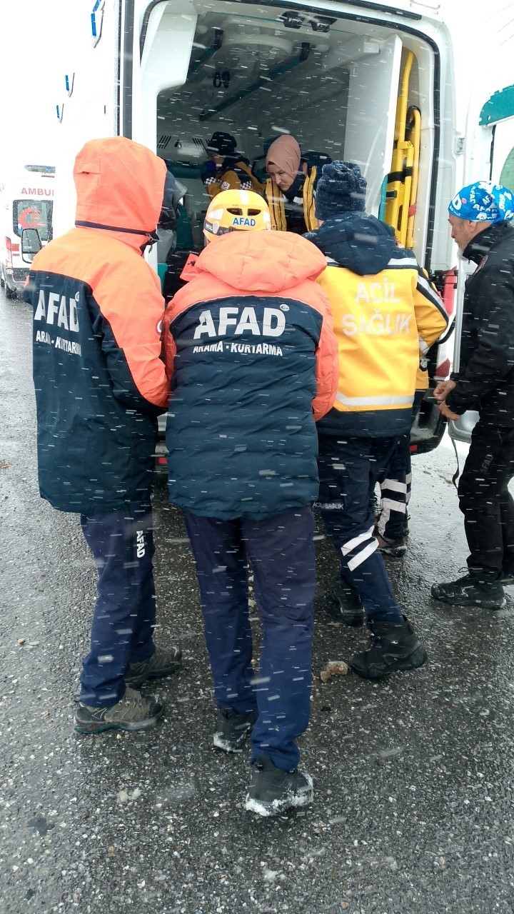 cenaze tasiyan minibus devrildi 22 yarali 4 WPZrEXGD