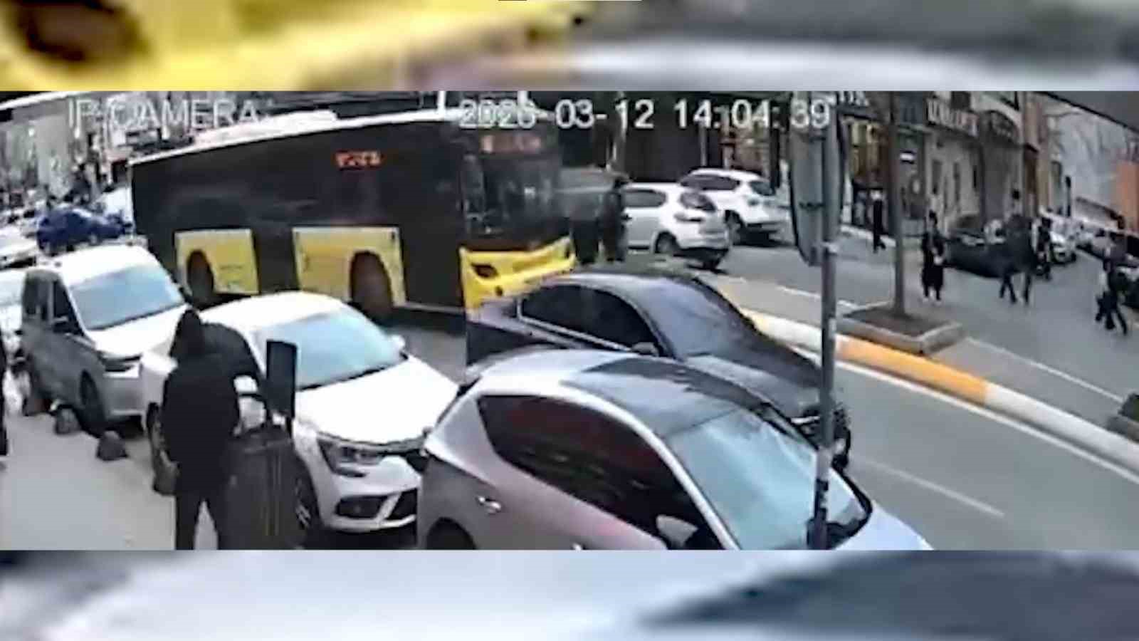 Cenazeden çıkıp yolun karşısına geçiyordu: İETT otobüsü çarptı, hayatını kaybetti 5 cenazeden cikip yolun karsisina geciyordu iett otobusu carpti hayatini kaybetti 1