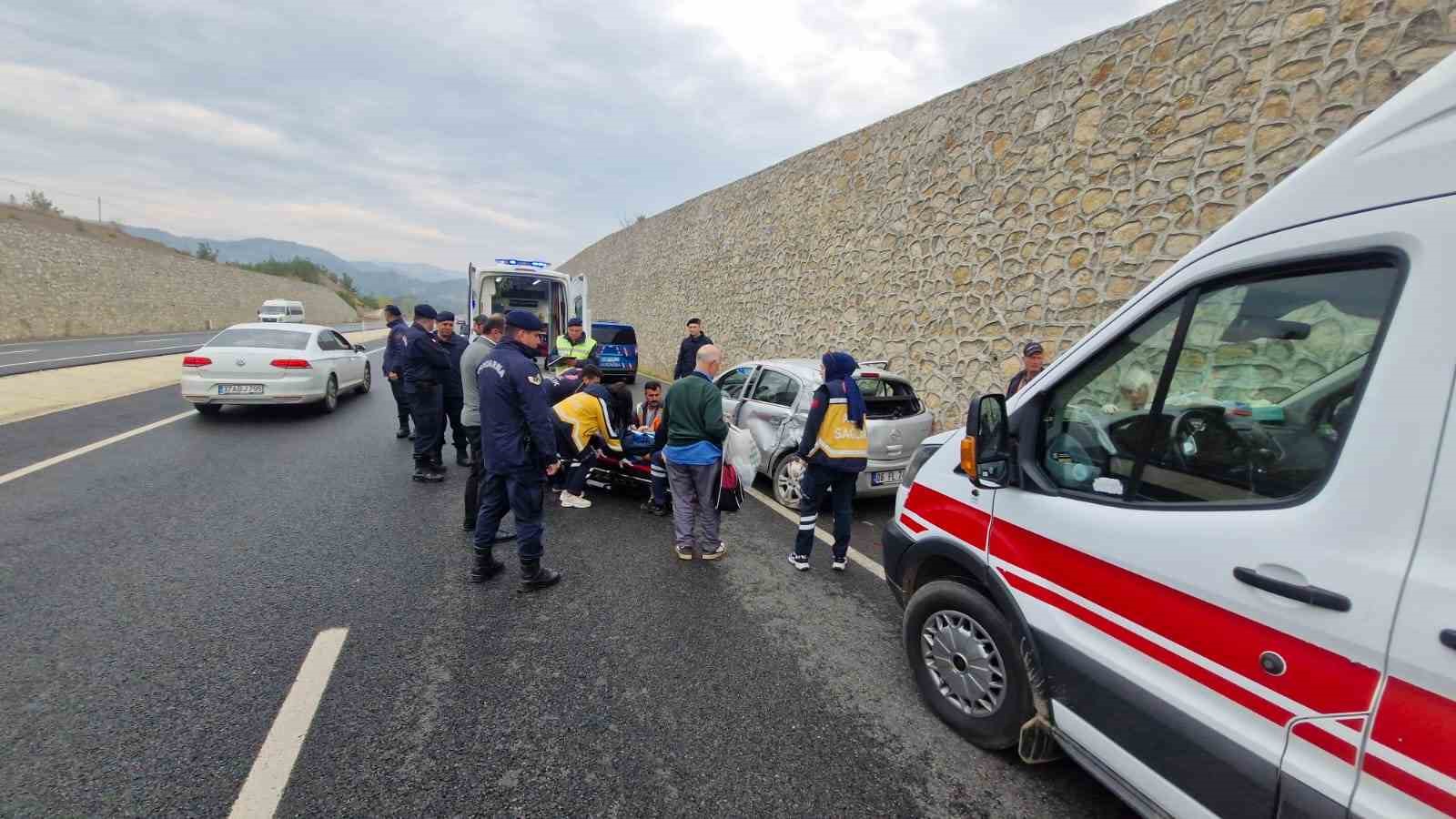 Cenazeye giden aile kaza yaptı: 3 yaralı 4 cenazeye giden aile kaza yapti 3 yarali 0