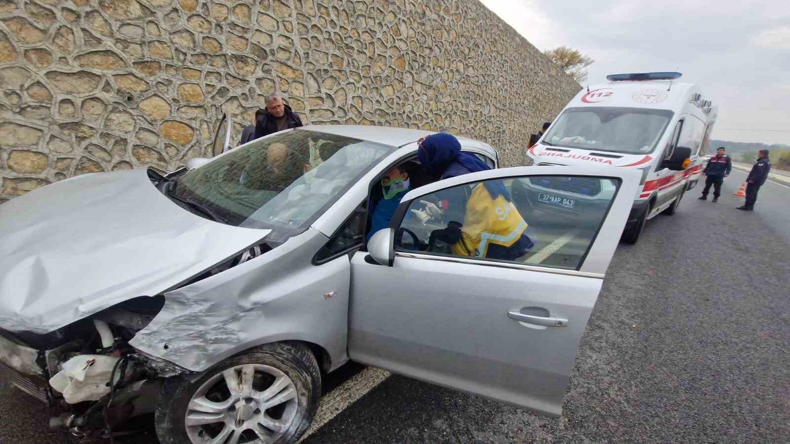 Cenazeye giden aile kaza yaptı: 3 yaralı 5 cenazeye giden aile kaza yapti 3 yarali 1 OR6cWBwA