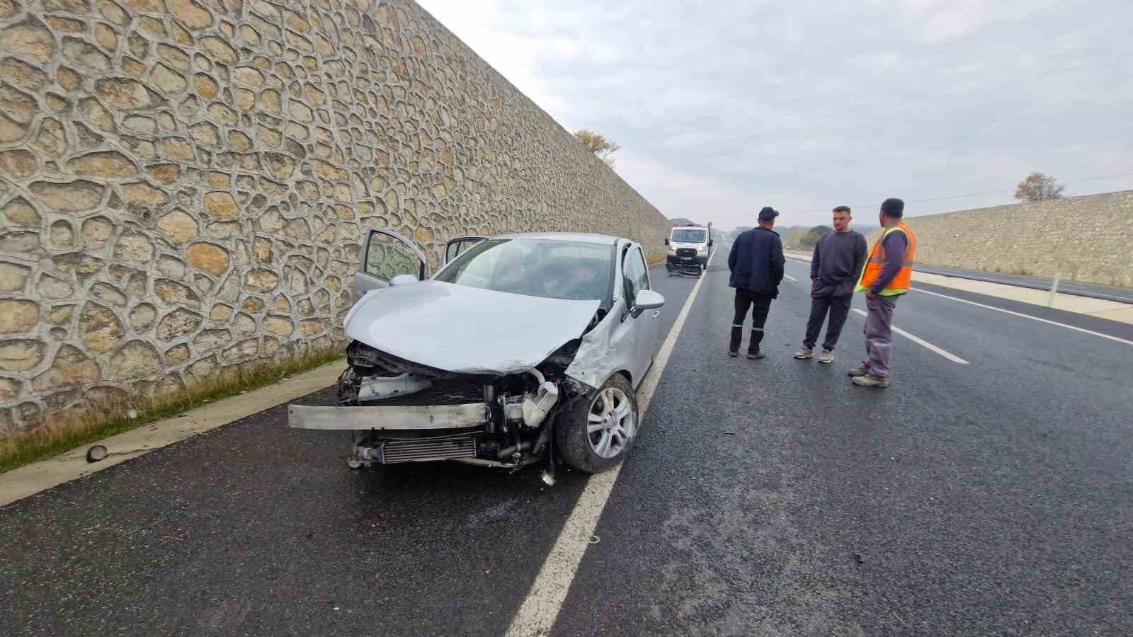 Cenazeye giden aile kaza yaptı: 3 yaralı 7 cenazeye giden aile kaza yapti 3 yarali 3 OkvXLIWv
