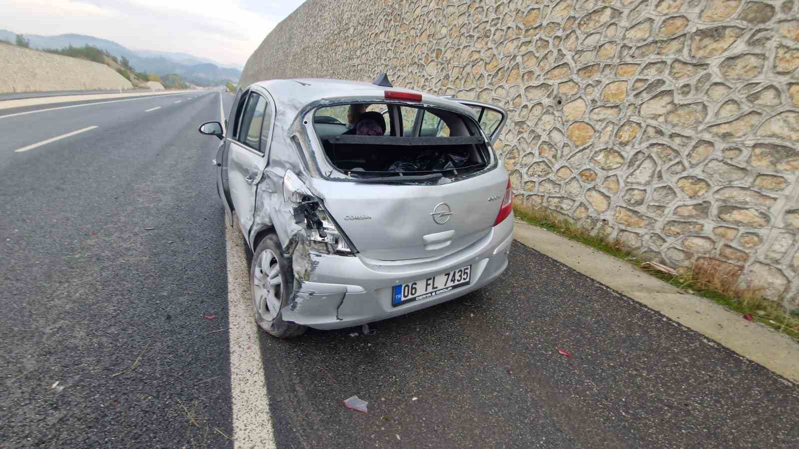Cenazeye giden aile kaza yaptı: 3 yaralı 9 cenazeye giden aile kaza yapti 3 yarali 5 bttWDHGs