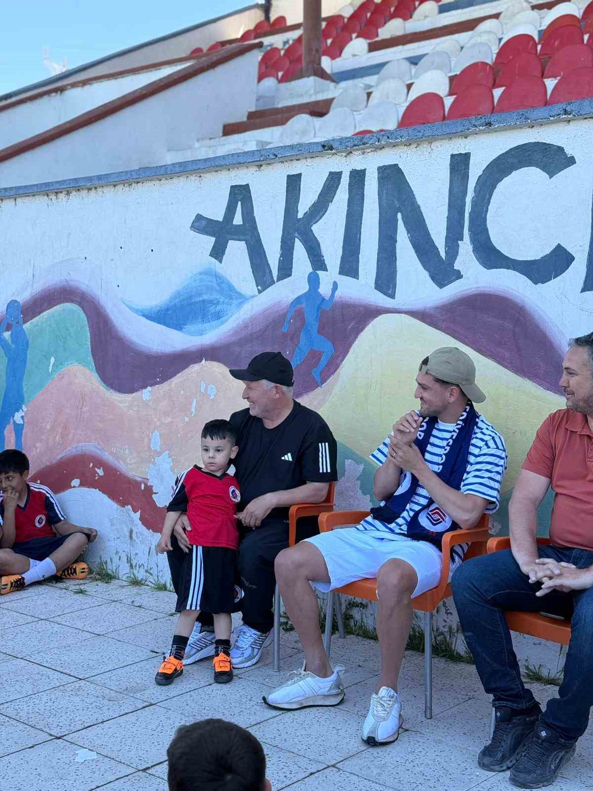 cengiz under memleketi balikesirde genc sporcularla bulustu 2 InrykFlk
