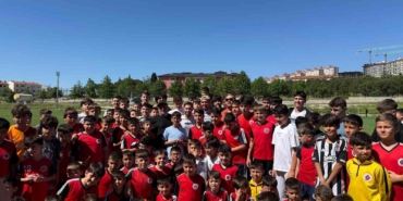 cengiz-under-memleketi-balikesirde-genc-sporcularla-bulustu-8xtfTeru.jpg