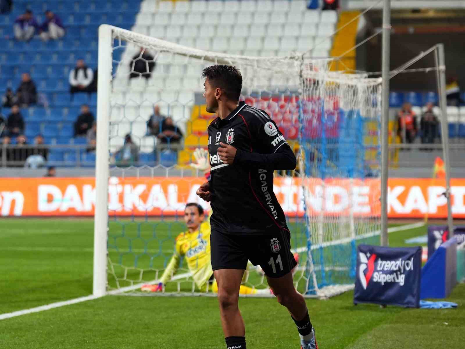cengiz under siyah beyazli formayla 3 golunu atti 1 k5HWZNNh