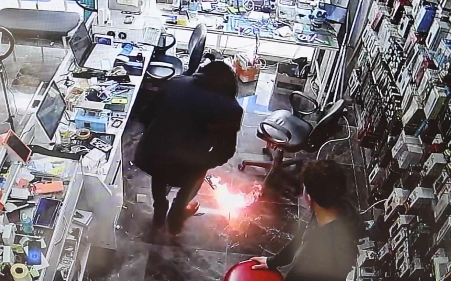 cep telefonu bomba gibi patlayip alev aldi o anlar kamerada 2 dVU2QGnv