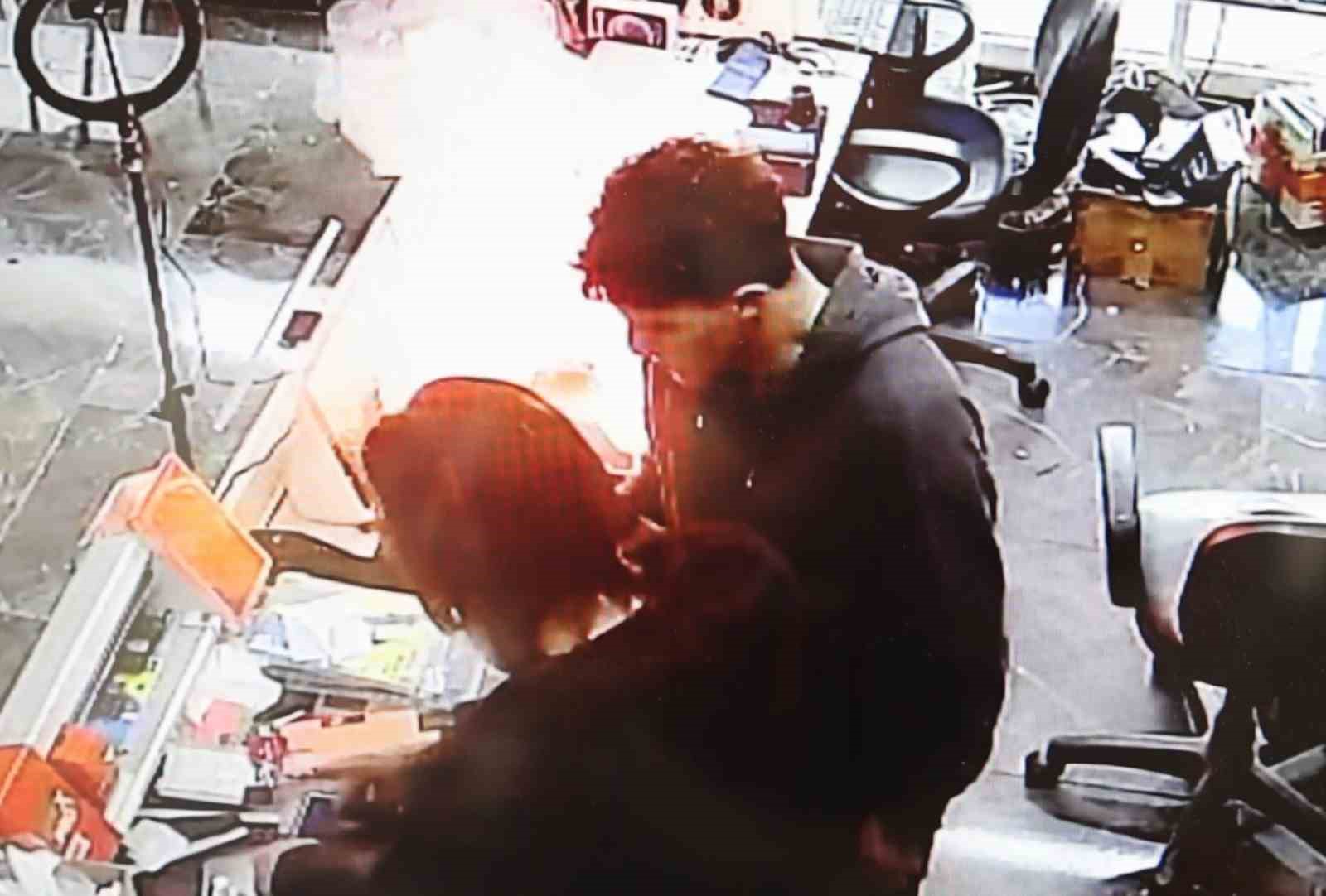 cep telefonu bomba gibi patlayip alev aldi o anlar kamerada 3