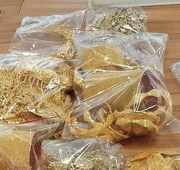 ceplerindeki-200-bin-euro-degerindeki-altin-ve-platin-takilarla-sinirda-yakalandi-spjpsPaI.jpg