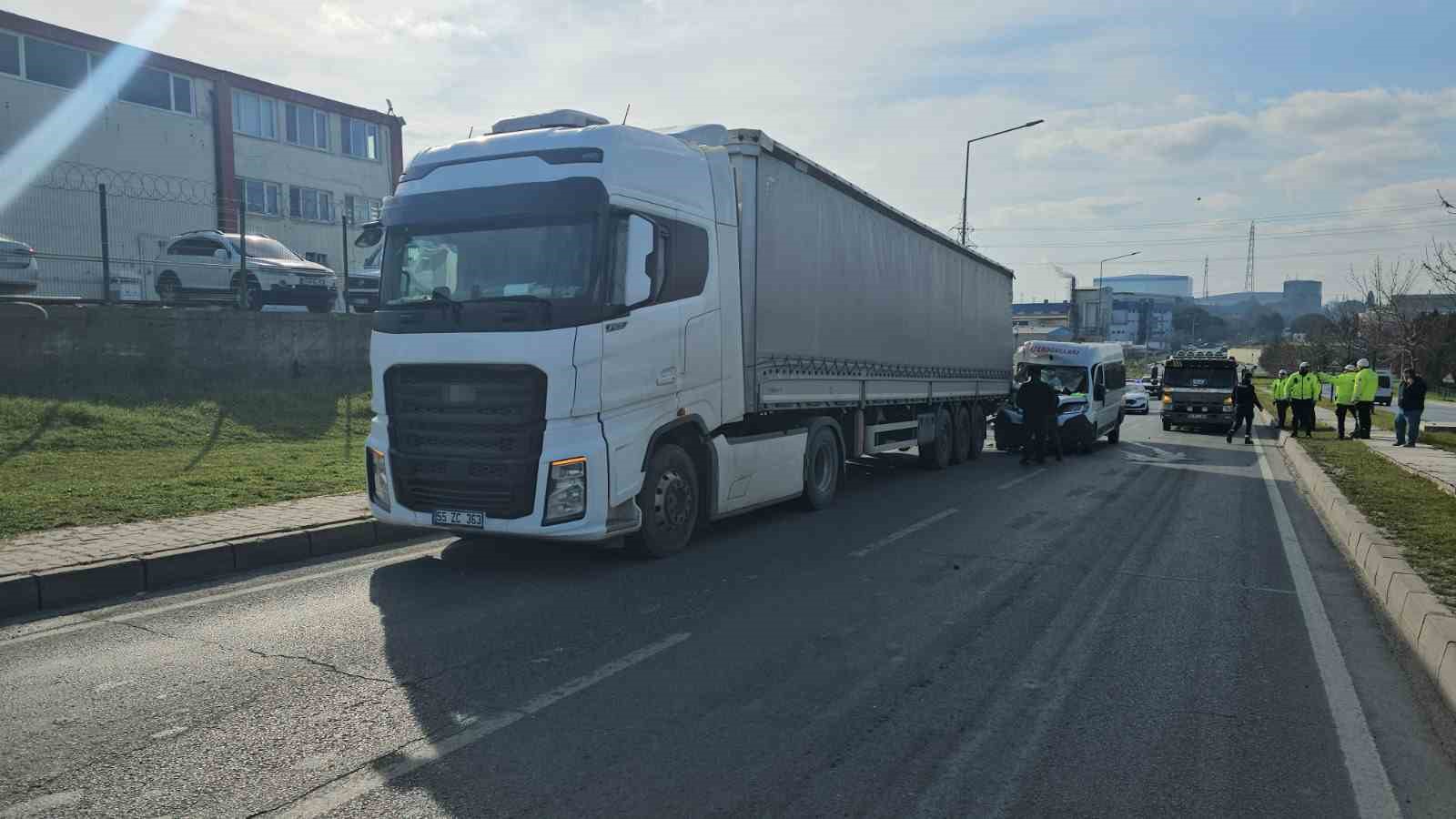 Çerkezköy’de işçi servisi tıra çarptı: 1’i ağır 4 yaralı 5 cerkezkoyde isci servisi tira carpti 1i agir 4 yarali 1 wXs1YlAN