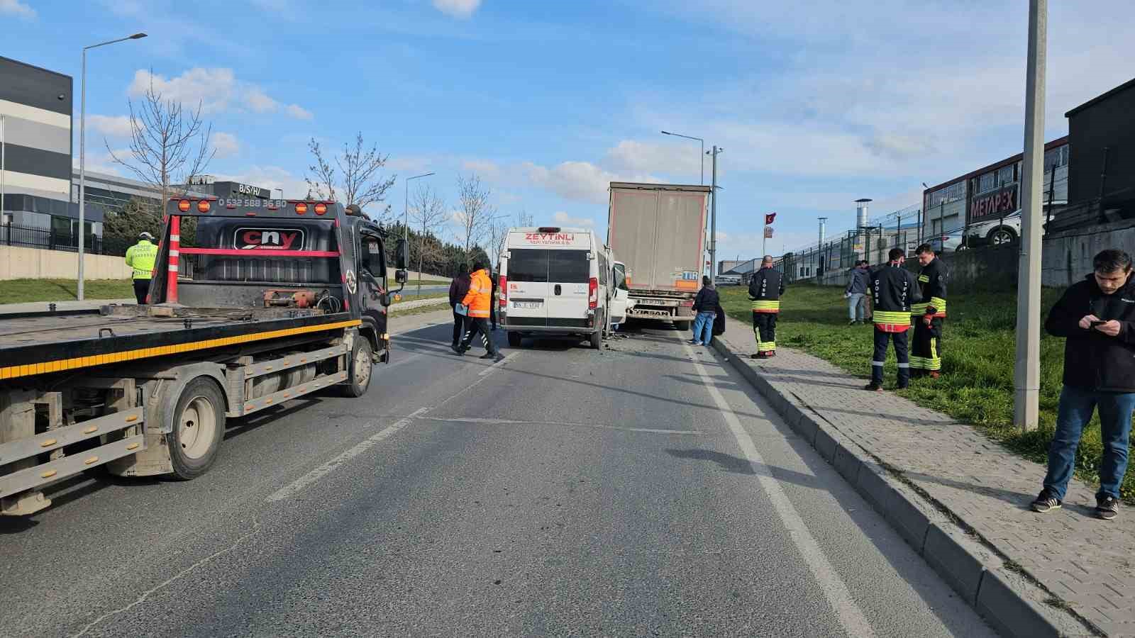 Çerkezköy’de işçi servisi tıra çarptı: 1’i ağır 4 yaralı 6 cerkezkoyde isci servisi tira carpti 1i agir 4 yarali 2 7OwGmy64