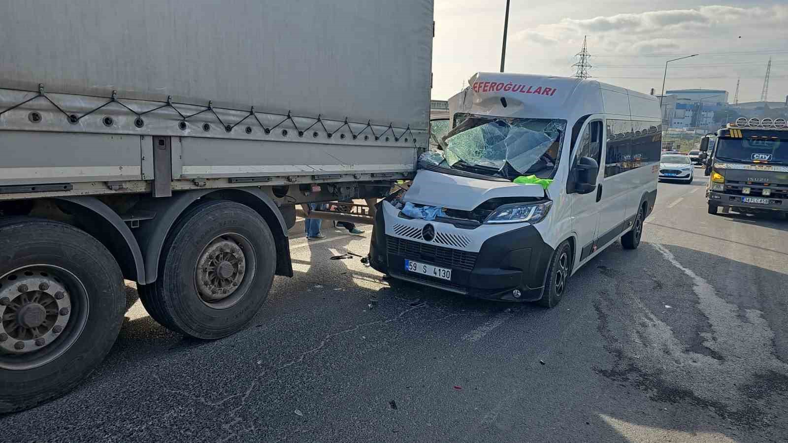 Çerkezköy’de işçi servisi tıra çarptı: 1’i ağır 4 yaralı 7 cerkezkoyde isci servisi tira carpti 1i agir 4 yarali 3