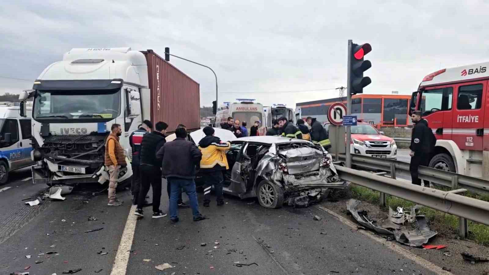 cerkezkoyde tir otomobile arkadan carpti 3 yarali 0 r8VqBirS