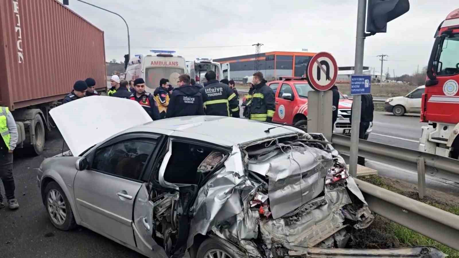 cerkezkoyde tir otomobile arkadan carpti 3 yarali 1 veMeW5F7