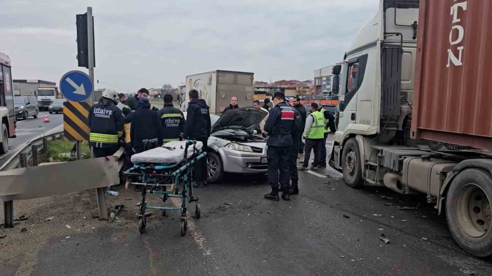 cerkezkoyde tir otomobile arkadan carpti 3 yarali 2 84ZMMvwc