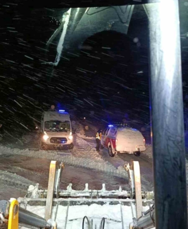 cermikte-karda-mahsur-kalan-ambulans-kurtarildi-MhR3Ecms.jpg