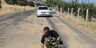 cermikte-olusan-cukurlara-agac-dikerek-yollarin-yapilmamasini-protesto-ettiler-aaRgu6fX.jpg