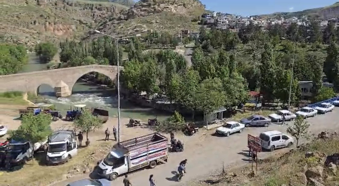 cermikte tarihi kopru yaninda hayvan pazari kuruldu 1 L7pHDtPl