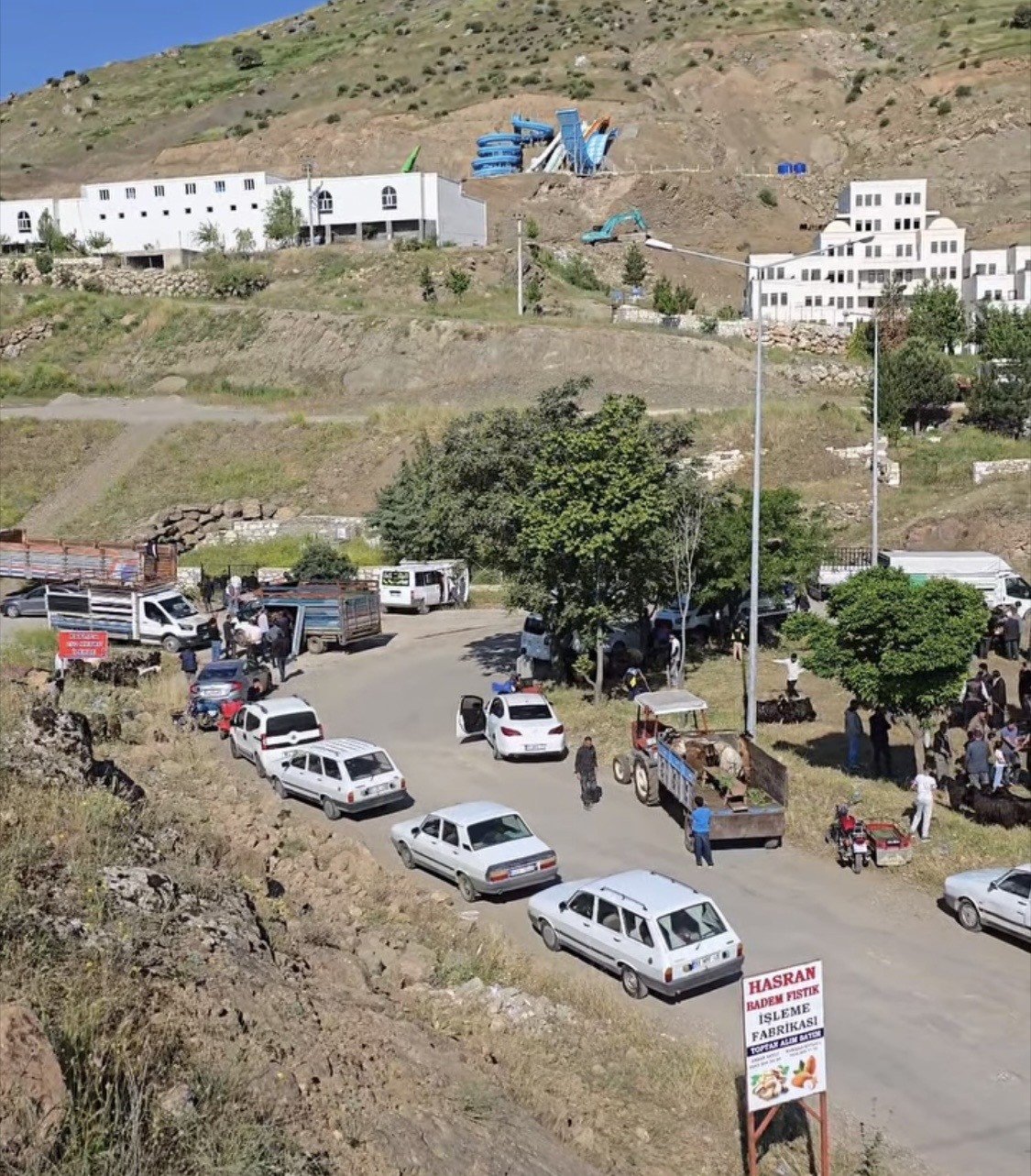 cermikte tarihi kopru yaninda hayvan pazari kuruldu 2 DPFeSwYX