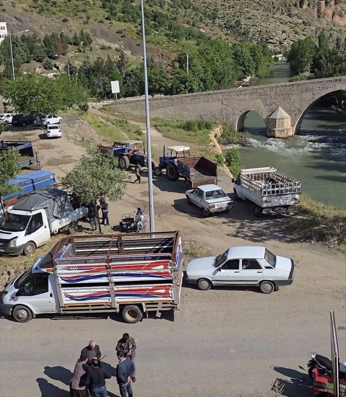 cermikte tarihi kopru yaninda hayvan pazari kuruldu 4 UzsnMwD6