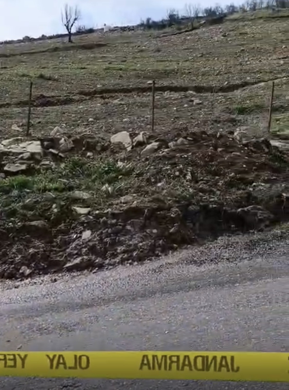 Çermik’te yolda çökme meydana geldi 7 cermikte yolda cokme meydana geldi 3 HW7BB66b