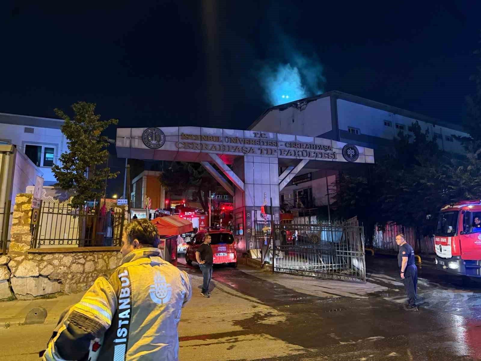 cerrahpasa dis hekimligi fakultesi catisinda yangin cikti 2 5h6i955G