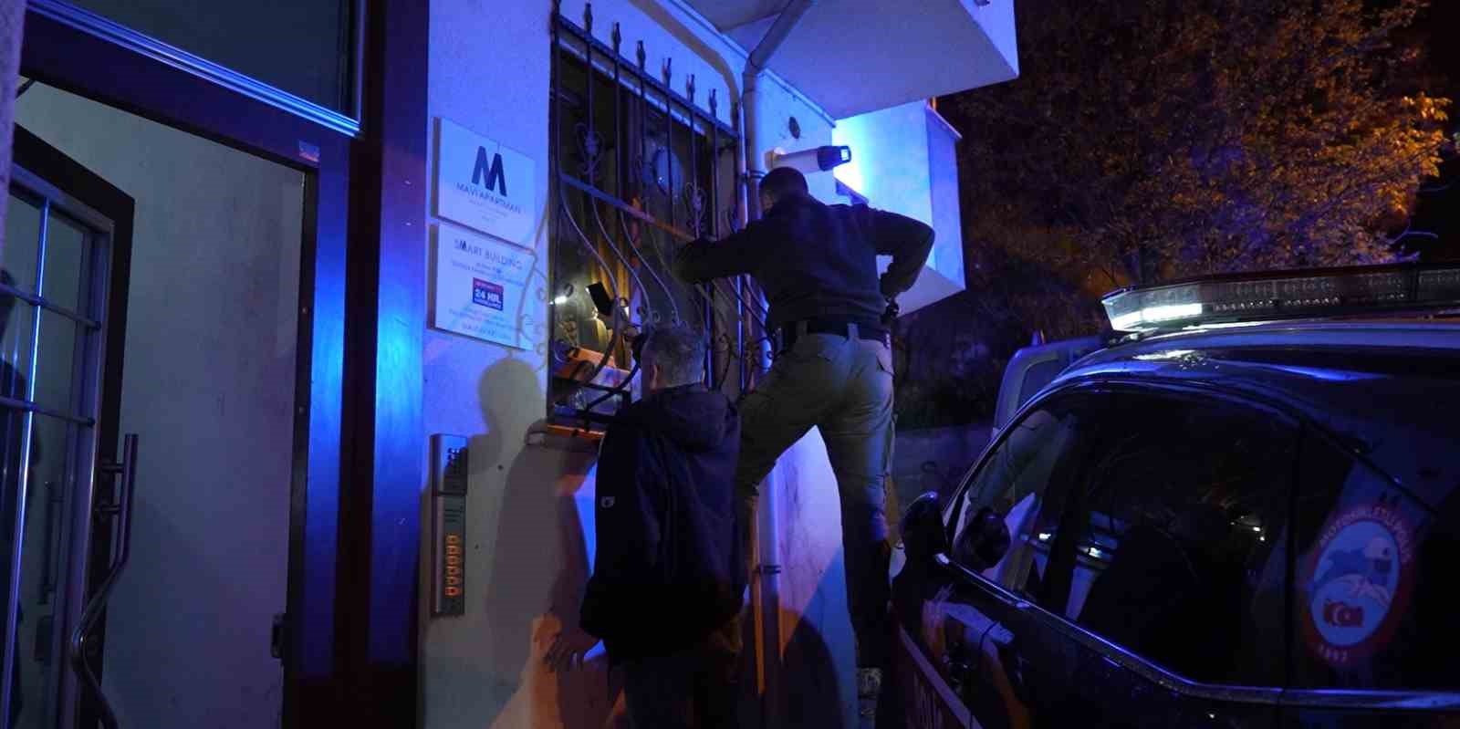 ceset kokusu sanildi gercek polisin eve girmesiyle ortaya cikti 2 IyUieQ2s