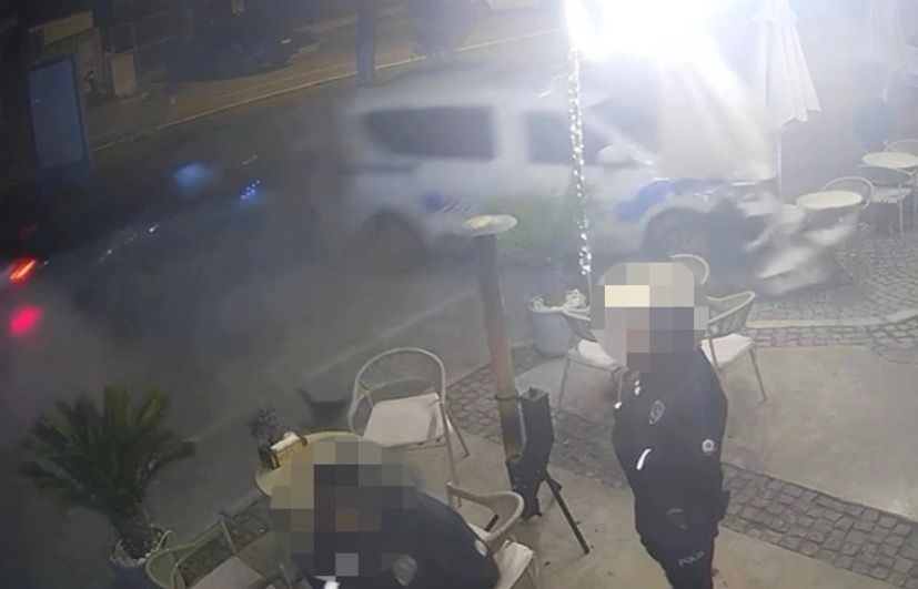 cesmede otomobilin polis aracina carptigi anlar kameraya yansidi 0 faGI3rUb