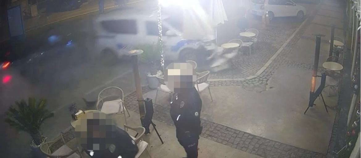 cesmede otomobilin polis aracina carptigi anlar kameraya yansidi 1 QQ5sQpv5