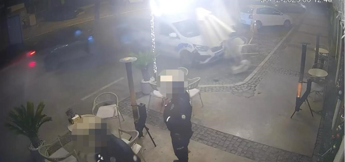 cesmede otomobilin polis aracina carptigi anlar kameraya yansidi 2 iZdgqsDH